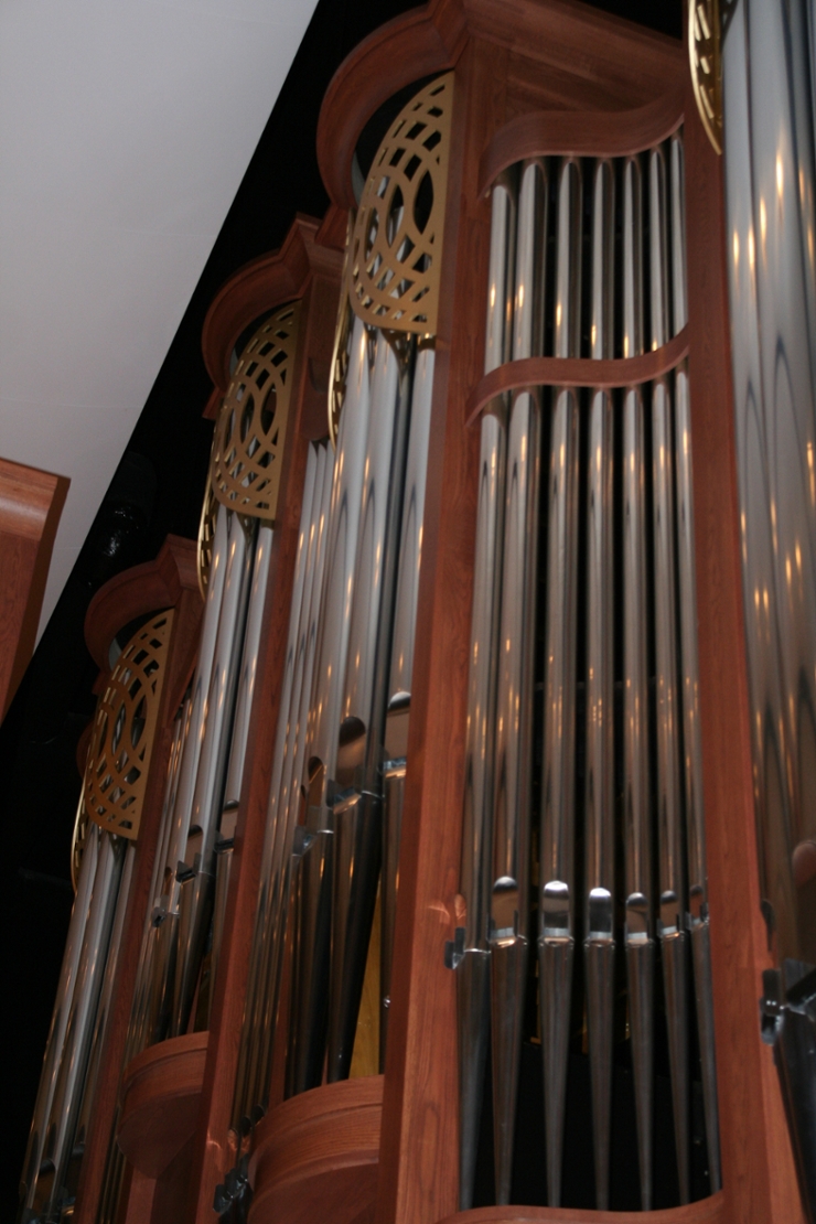 Organ facade